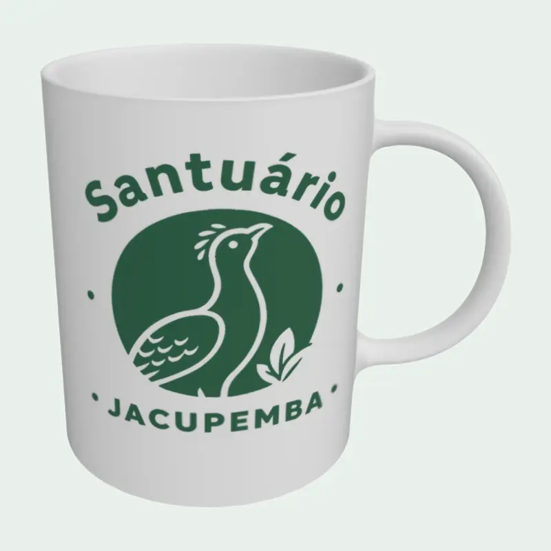 Caneca branca de cerâmica com o desenho verde do pássaro do Santuário Jacupemba
