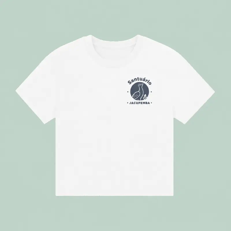 Camiseta feminina boxy branca de algodão orgânico com o símbolo do pássaro do Santuário Jacupemba